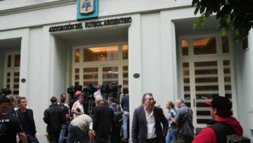 Argentina: la Policía allana sede de la AFA y al menos 12 clubes de fútbol por presunto lavado de dinero Argentina: la Policía allana sede de la AFA y al menos 12 clubes de fútbol por presunto lavado de dinero