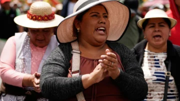 Transportistas paralizaron ciudades de Bolivia por corte de subsidios a combustibles Transportistas paralizaron ciudades de Bolivia por corte de subsidios a combustibles