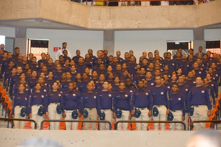 Abinader juramenta 865 nuevos agentes para fortalecer el control migratorio en todo el país