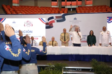 Abinader juramenta 865 nuevos agentes para fortalecer el control migratorio en todo el país