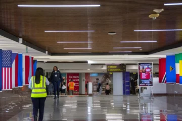 Gobierno lanza permiso de salida de menores 100 % digital y fija costo total en RD$6,300
