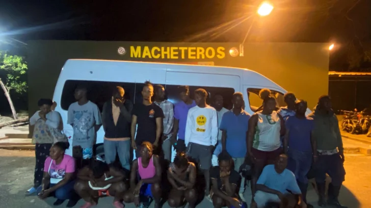Un conductor de un minibús que transportaba a 21 haitianos sin documentos se da a la fuga
