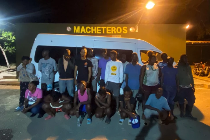 Un conductor de un minibús que transportaba a 21 haitianos sin documentos se da a la fuga