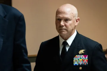 Almirante de EEUU niega haber ordenado matar a los supervivientes del ataque a una lancha Almirante de EEUU niega haber ordenado matar a los supervivientes del ataque a una lancha