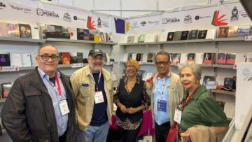  Basilio Belliard en Feria del Libro de Guadalajara, junto a autores y autoras. (Archivos del autor).