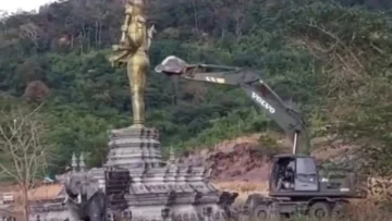 El ejército de Tailandia, en conflicto con Camboya, destruye una estatua hindú y provoca indignación El ejército de Tailandia, en conflicto con Camboya, destruye una estatua hindú y provoca indignación