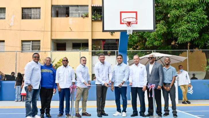 Banreservas remodela  cancha mixta en Villa Consuelo