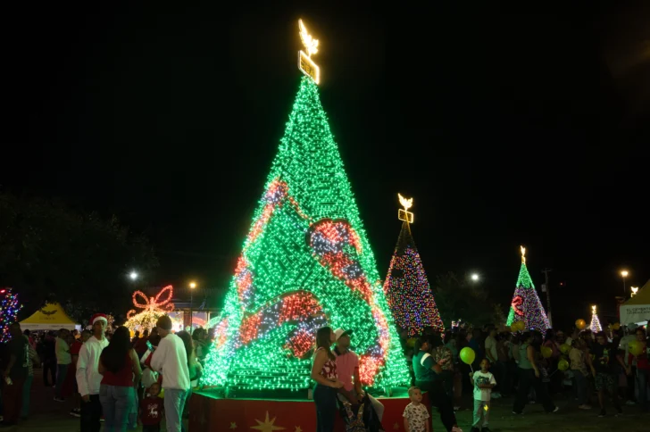Cementos Cibao abre el encendido navideño en el Monumento a los Héroes de la Restauración