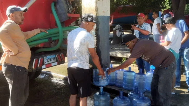 Ciudadanos se abastecen de agua potable en Coraasan por avería de tubería en Sabana Iglesia