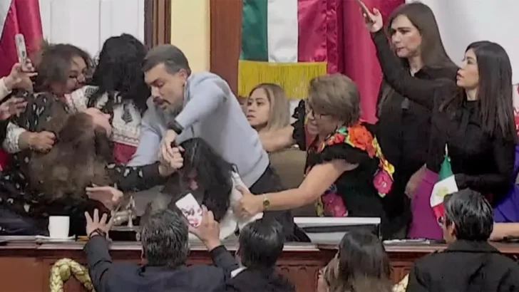 Diputadas mexicanas se pelean a golpes y jalones de pelo