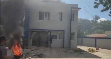 Moradores Palmar Villa González montan protestas contra policía por muerte joven Moradores Palmar Villa González montan protestas contra policía por muerte joven