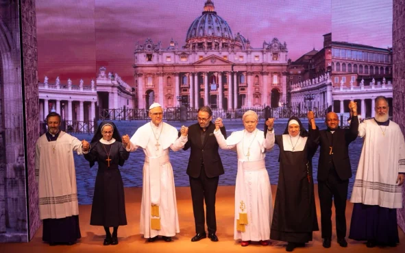 El-elenco-de-Habemus-Papa-agradece-la-ovacion-final-del-piublico-Foto-Suministrada El-elenco-de-Habemus-Papa-agradece-la-ovacion-final-del-piublico-Foto-Suministrada