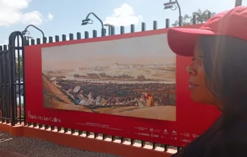  Juana Cabrera, editora regional de revistas del Listín Diario, se detiene frente a una obra de El Prado en las calles. (Fuente externa).