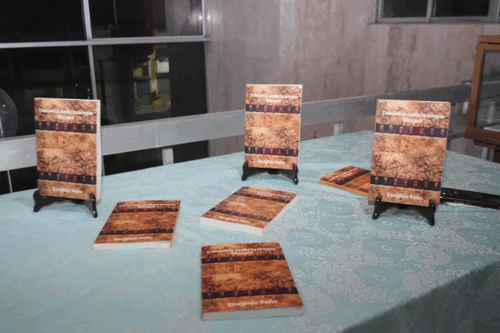 El filósofo y escritor Pedro Cruz realizó presentación del libro de ensayos 'Contextos desde la lengua'