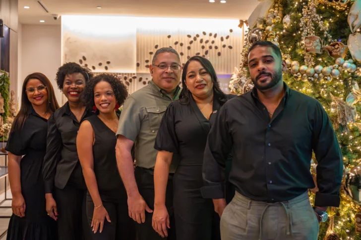 AC Hotel by Marriott Punta Cana enciende el Árbol Navideño 2025 con coctel para sus aliados