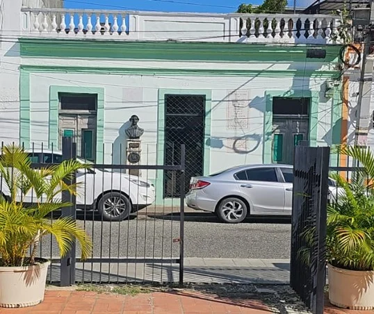 Fachada-actual-de-la-vivienda-de-Chepita-Perez-con-busto-de-Duarte-en-la-misma