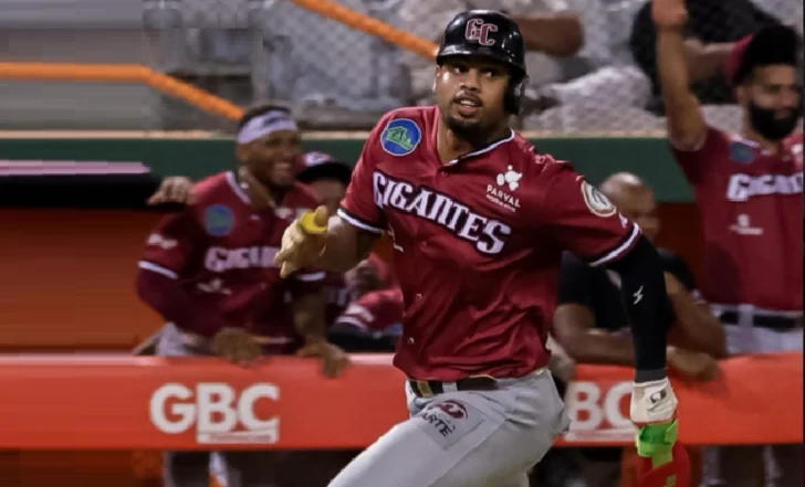 De los Santos lidera remontada de Gigantes que regresan al sótano a Tigres y Leones