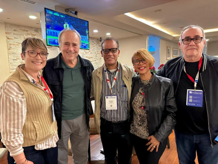  Grupo comparte con el maestro Joan Manuel Serrat. (Archivos del autor).