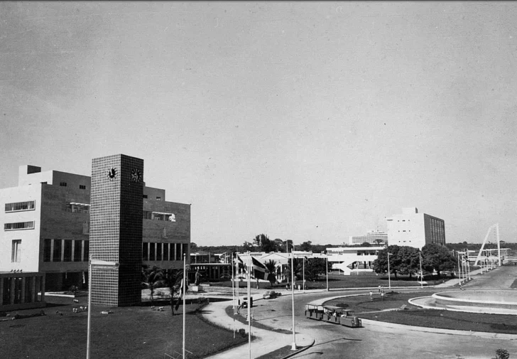  La entonces Avenida La Paz (1955), hoy Avenida Enrique Jiménez Moya donde se observa uno de los trenes de transporte interno - AGN