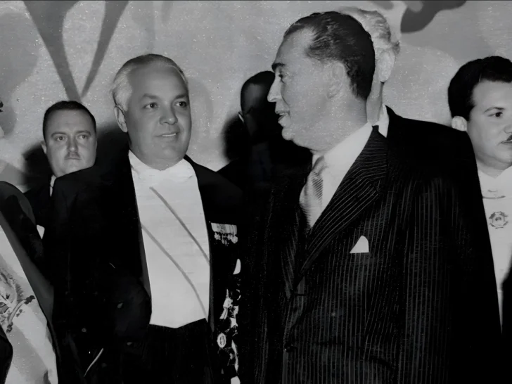  El presidente de Brasil <strong>Juscelino Kubitschek (1902-1976) </strong>entre otros dignatarios formó parte de las 43 delegaciones internacionales presentes donde motivó y aceleró a Oscar Niemeyer y Lúcio Costa para el plan urbano de Brasilia iniciada cuando la Feria de 1955 terminó – Colección Sergio Cross