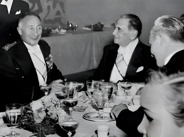  El general francés Marcial Henri Valin y Virgilio Álvarez Pina entonces presidente de la Junta Ejecutiva Pro Celebración del 25 aniversario de la era y a cargo de la feria, durante una cena de gala “White tie dress code” exhibiendo condecoraciones - AGN