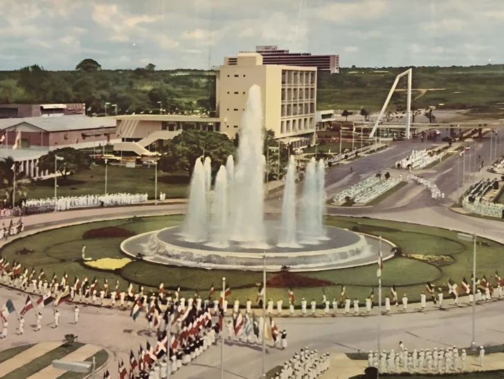  La fuente del Centro de los Héroes en 1955 durante los festejos y actos de la feria - AGN