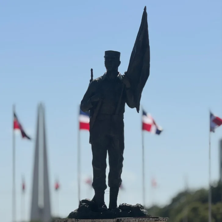  Estatua en silueta del abanderado líder revolucionario de los expedicionarios del 14 de junio, Enrique Jimenes Moya (1913-1959) en la avenida central frente al Congreso Nacional – Archivo