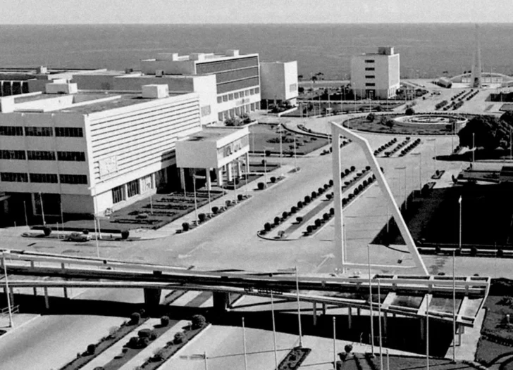  Voladizo norte caído a causa del paso del huracán David en 1979 elemento urbano ornamental e insigne norte a la entrada y boletería del recinto - AGN