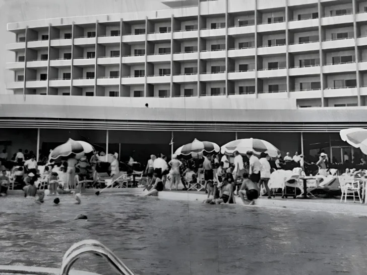  Piscina del hotel El Embajador en 1956 - AGN