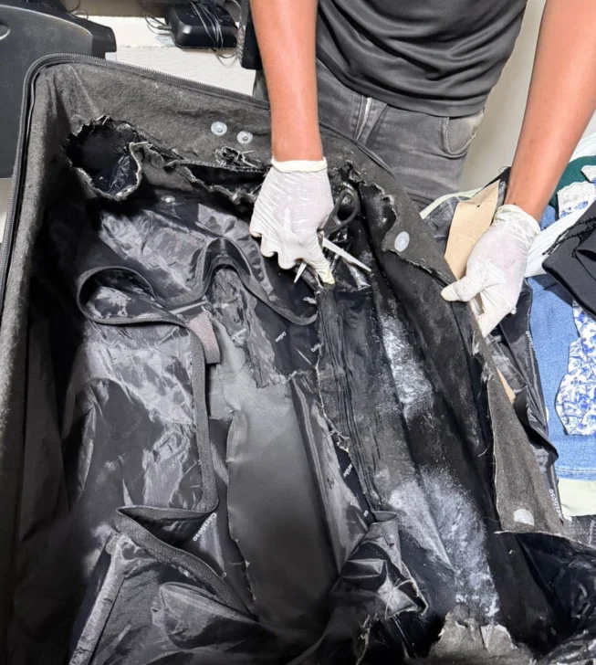 Detienen en el AILA una mujer con dos láminas de presunta cocaína camufladas en su equipaje