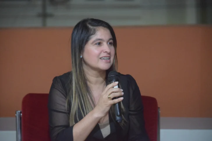 Rita Díaz analiza libro de ensayos 'Contextos desde la lengua' Rita Díaz analiza libro de ensayos 'Contextos desde la lengua'