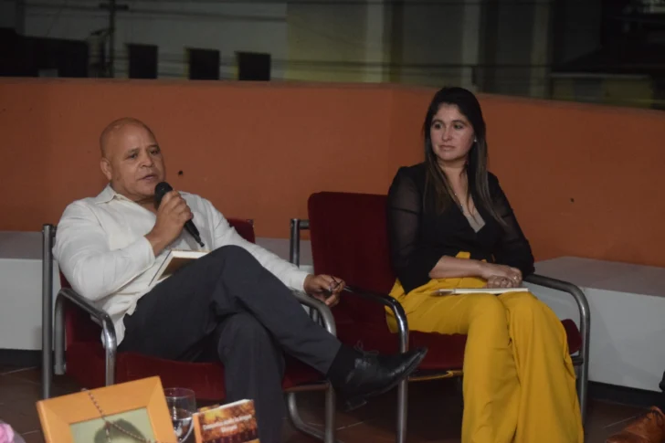 Rita Díaz analiza libro de ensayos 'Contextos desde la lengua' Rita Díaz analiza libro de ensayos 'Contextos desde la lengua'