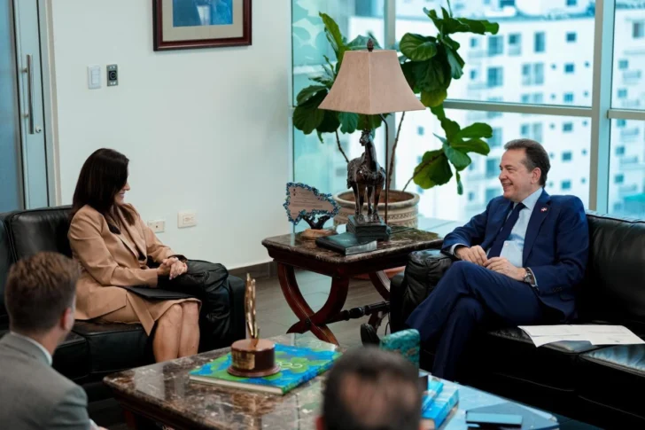 Leah Campos inicia encuentros oficiales en el MICM centrado en comercio e inversión