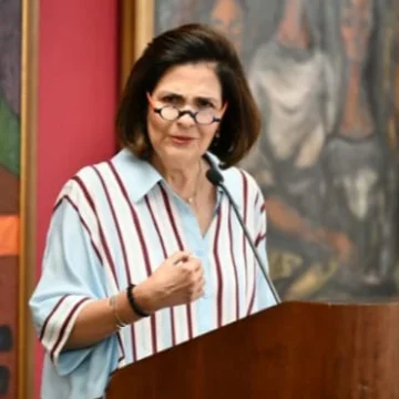  María Amalia León, en un discurso cargado de visión cultural, inaugura El Prado en nosotros, cuyo primer capítulo es El Prado en las calles en Santiago. (Fuente externa).