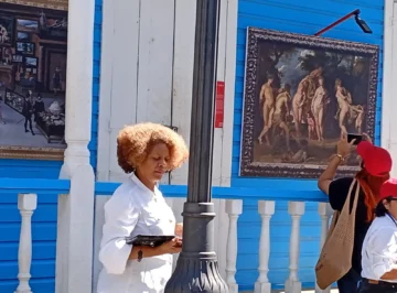  Marivell Contreras, presidenta de Acroarte, disfruta de la exposición El Prado en las calles en su paso por la calle Benito Monción. (Fuente externa).