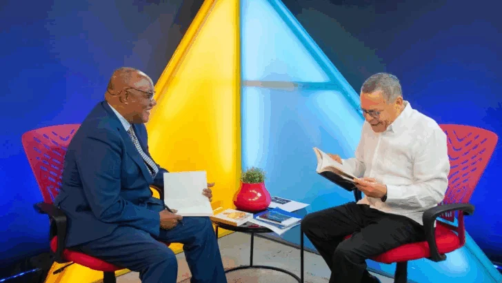 Detrás de la silla de Mateo Morrison… Detrás de la silla de Mateo Morrison…