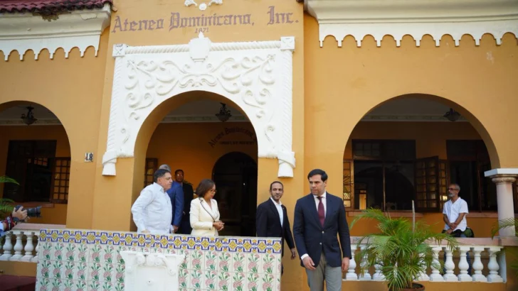 Ministro de Cultura visita el Ateneo Dominicano para evaluar su remozamiento