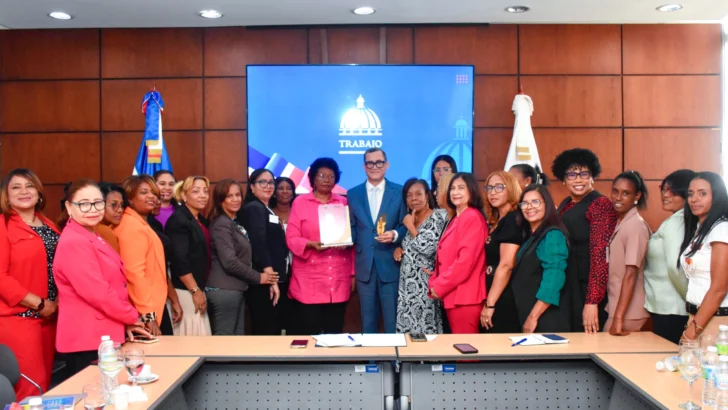 Ministro de Trabajo recibe reconocimiento por impulsar la igualdad y los derechos laborales de las mujeres