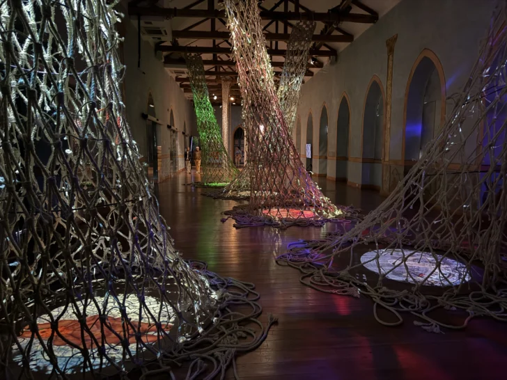 Obra-de-Raul-Morilla-Membranas-del-Santuario-exposicion-El-poder-se-disfraza-de-juego-XVII-Bienal-de-Cuenca-2025.-Foto-cortesia-del-artista-728x546 Obra-de-Raul-Morilla-Membranas-del-Santuario-exposicion-El-poder-se-disfraza-de-juego-XVII-Bienal-de-Cuenca-2025.-Foto-cortesia-del-artista-728x546