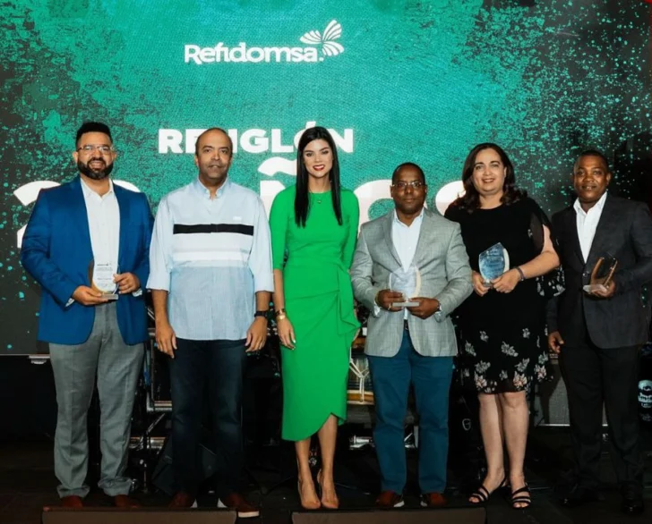 Refidomsa reconoce a 51 colaboradores que han construido su historia con décadas de servicio