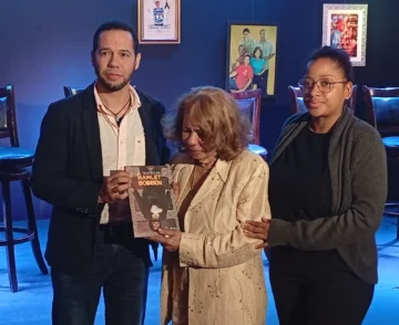  Lectura de fragmentos de obras de Hamlet Bodden y testimoniales de las actrices Patricia Muñóz, Yanela Hernández, Paloma Palacios y Wendy Alba, junto al actor Vicente Santos.