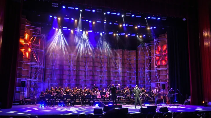 Amaury Sánchez triunfa con su concierte de fusión de rock y música sinfónica