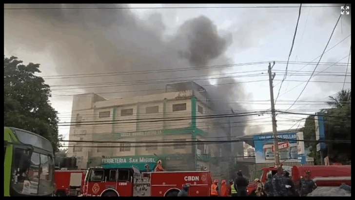 Se registra incendio en Ferretería San Miguel en avenida Independencia