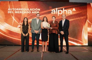 Reconocen a Alpha en premiación de la Bolsa de Valores Reconocen a Alpha en premiación de la Bolsa de Valores
