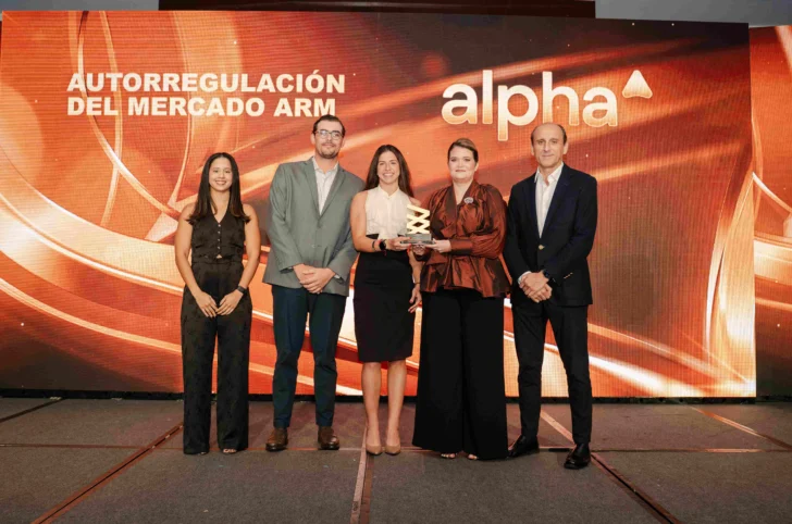 Reconocen a Alpha en premiación de la Bolsa de Valores