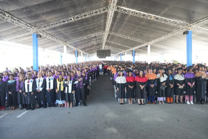 UASD gradúa 2,868 nuevos profesionales en su graduación regional sur