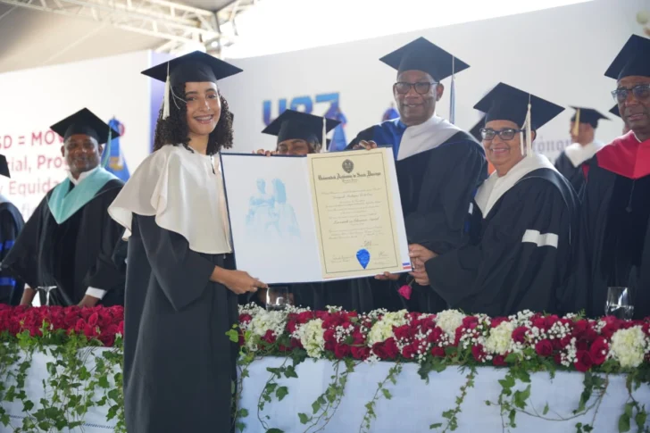 UASD gradúa 2,868 nuevos profesionales en su graduación regional sur