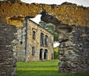  Una imagen que recoge las ruinas del Ingenio de Engombe, cuyas tierras les fueron entregadas a Pablo Alí por el presidente Jean Pierre Boyer.