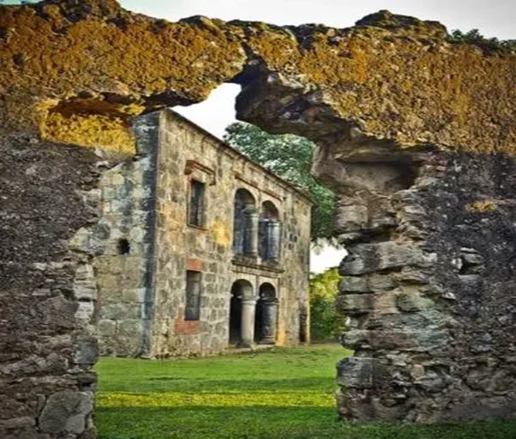  Una imagen que recoge las ruinas del Ingenio de Engombe, cuyas tierras les fueron entregadas a Pablo Alí por el presidente Jean Pierre Boyer.