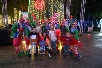 Abinader inaugura Villa Navidad junto a Carolina Mejía y al presidente de Banreservas